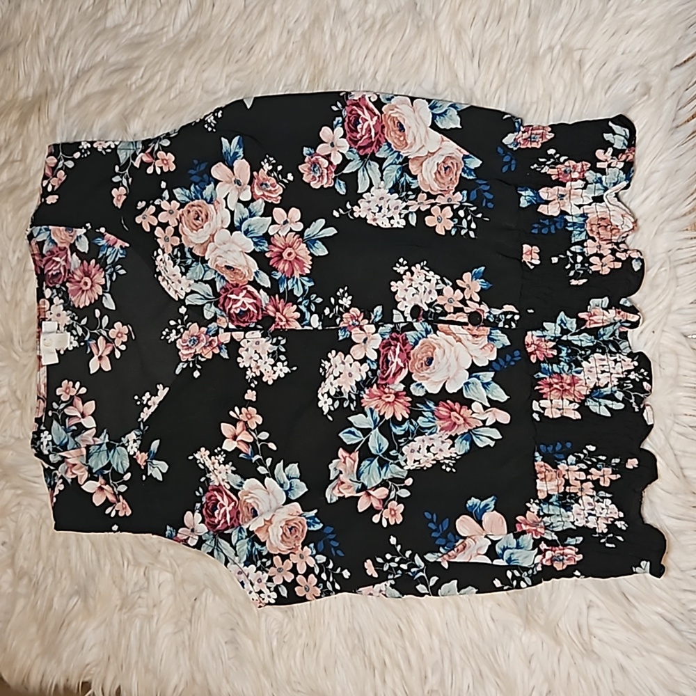 C Floral Black Cinched Hem Button Detail Top – Size Large